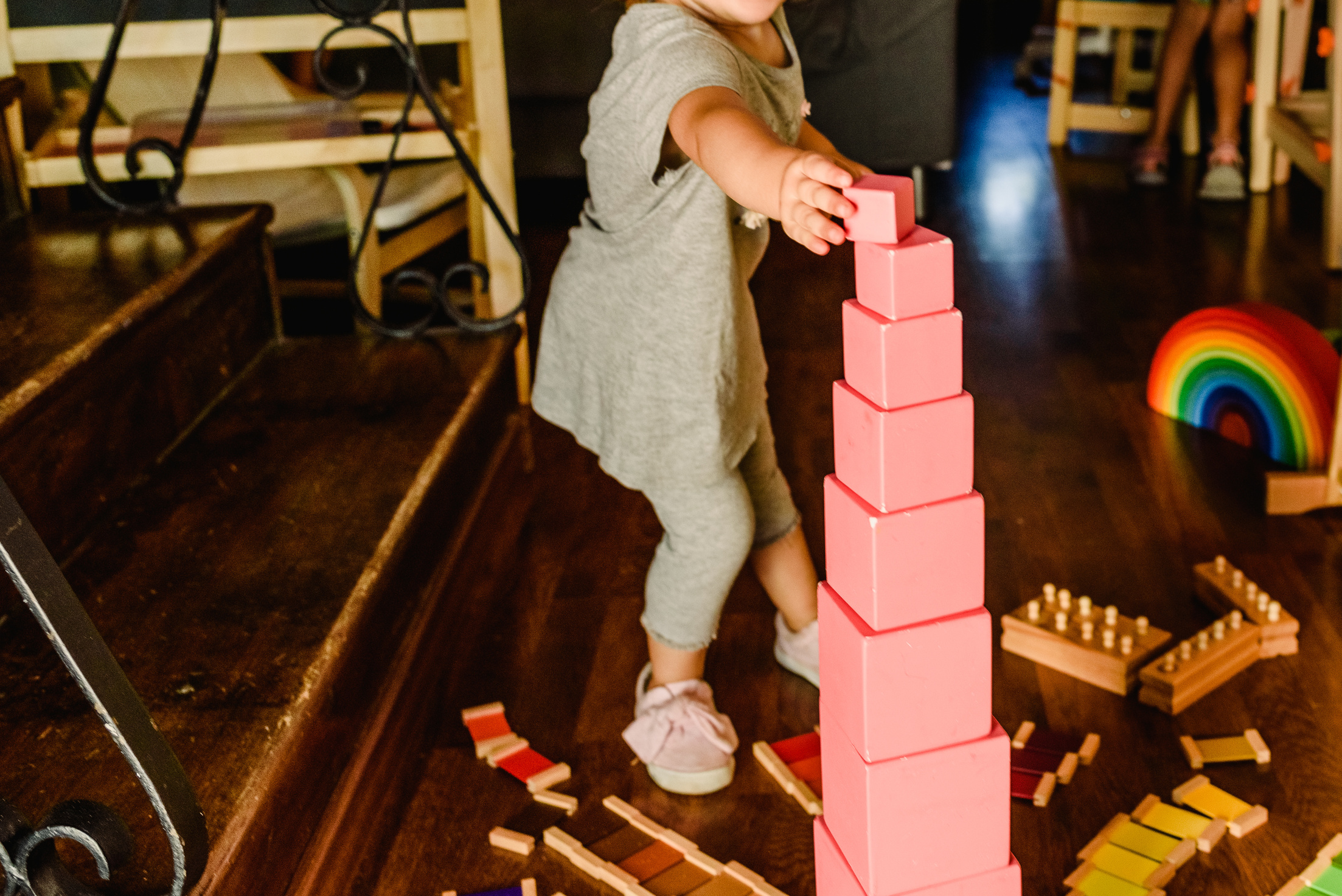 Children playing with pink tower in a Montessori class